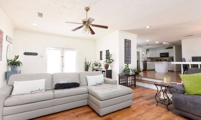 Columbus House | 5 min Walk to Cooper Creek. Cozy Outdoor Space! 15-20 minutes to Ft Benning.