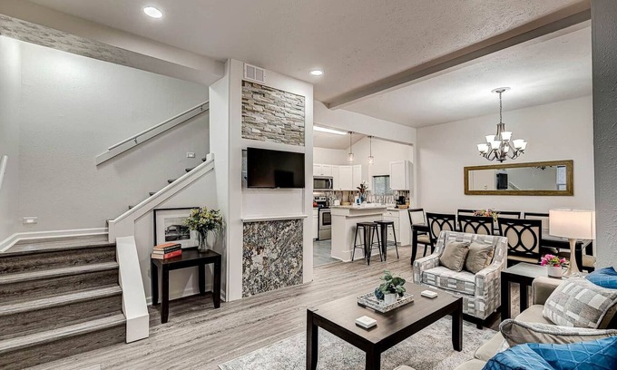 Babe Denny House | 5 min walk to LucasOil, Gainsbridge, Downtown Shopping