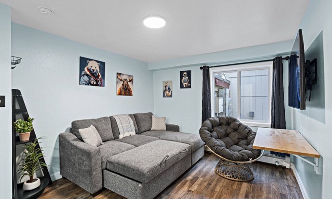 Spenard Apartment | 5 Min walk to restaurants/cafes, 8 min drive to airport, 10 min walk to trails.