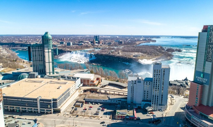 Fallsview House | 5 min walk to the falls Canada 20 Guest unit! Modern,
