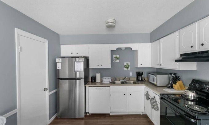 Norwood House | 5 Mins from Uptown & Near Airport- Norwood Nest