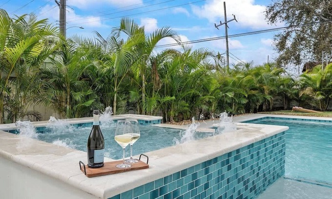 North Andrews Gardens House | 5 mins to beach + Brand New Pool and Tiki Hut.