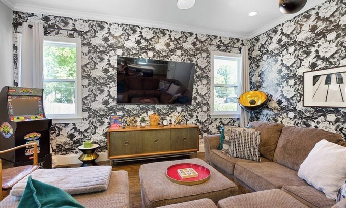 Cleveland Park House | 5 Mins to Downtown - Big Luxury house - 7 beds