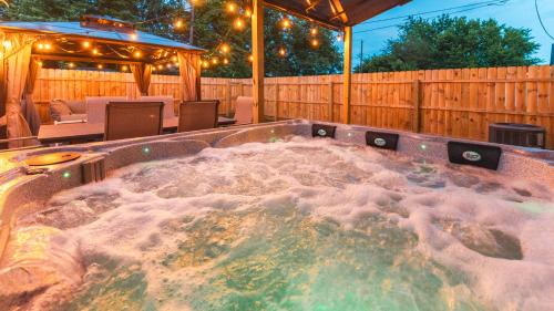 Indianapolis House | 5 mins to Speedway! Walk to Zoo, WR park, IUPUI!