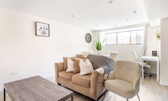 East Garfield Park Apartment | 5 mins to the United Center! Cozy 2 bedroom apartment