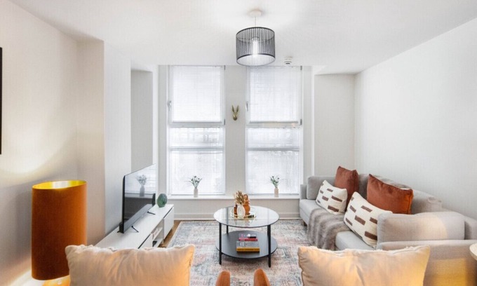 St Luke's Apartment | 5 Mins Walk to Moorgate | Tranquil City Retreat