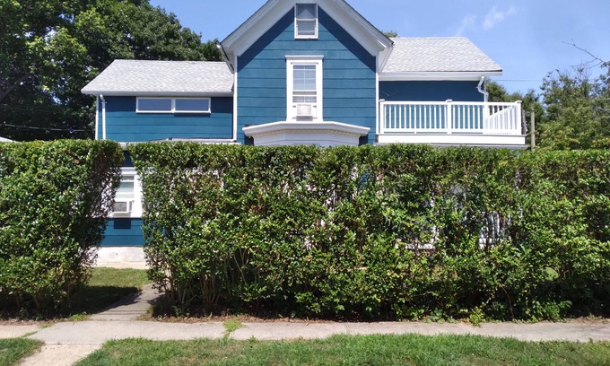 Pipes Cove House | 5 minute walk to beaches and beautiful downtown Greenport