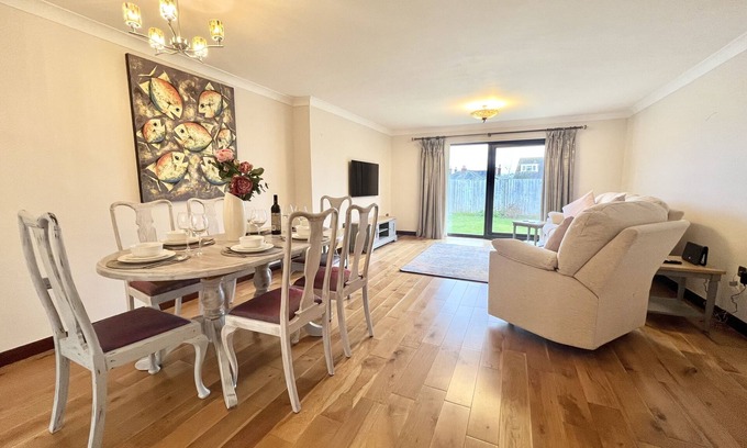 Sandown House | 5 minute walk to beach, quite cul-de-sac location, parking for 3 cars