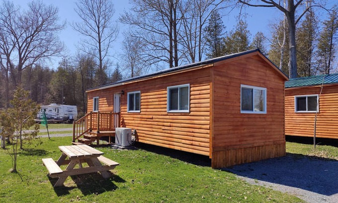 Picton Cabin | 5 minute walk to Sandbanks Beach! In the heart Prince Edward County