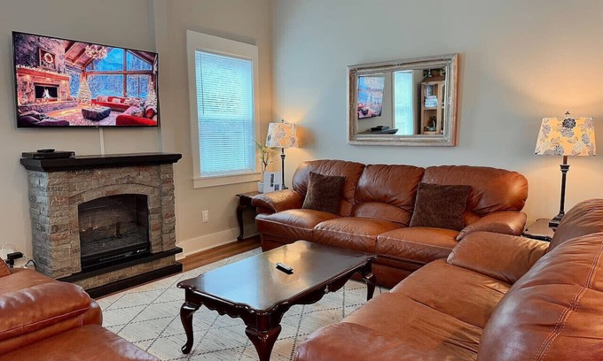Historic District House | 5 Minute Walk to Historic Waterfront. Pet Yes