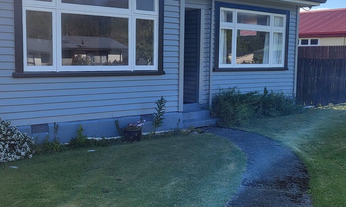 Reefton House | 5 minute walk to town