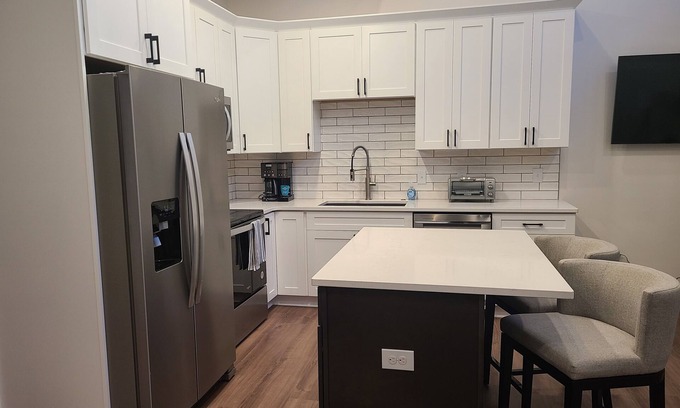 Downtown Lincoln Condo | 5 minute walk to UNL, downtown Haymarket. 10 minutes to Memorial stadium