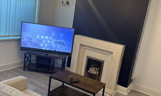 Bolton House | 5 minutes drive to bolton stadium! Family sized house with slit of space