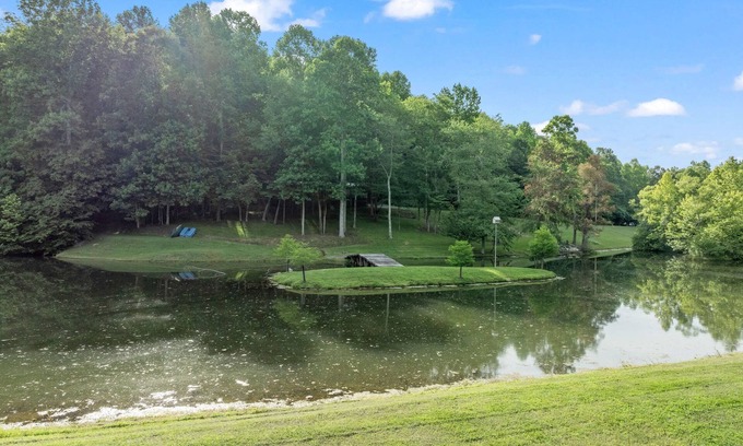 Baxter House | 5 minutes from Burgess Falls! Fish, canoe & paddle boating on private property.