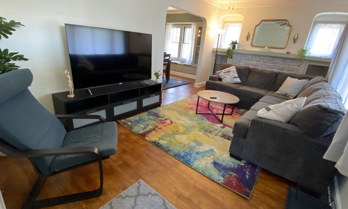 Parma House | 5 minutes from major highways, close to EVERYTHNIG!