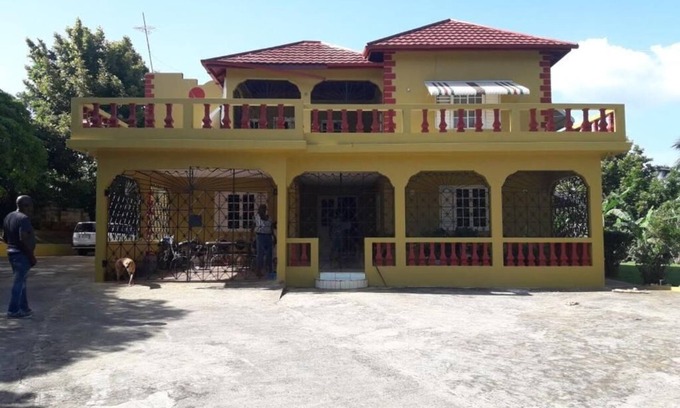 Lacovia House | 5 minutes to Appleton Estate & 20 minutes to Maroon town. Griffiths Guest House.