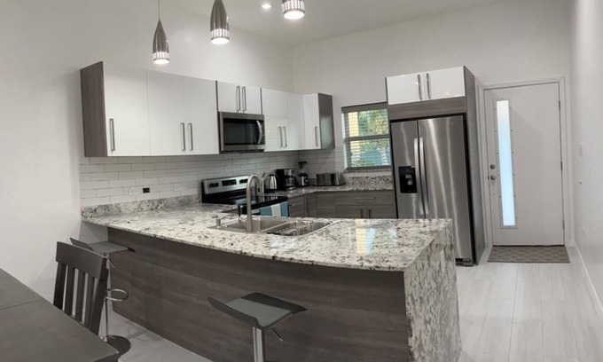 George Town Apartment | 5 minutes to Pedro Castle and Spotts Beach. Family and Pet Friendly.