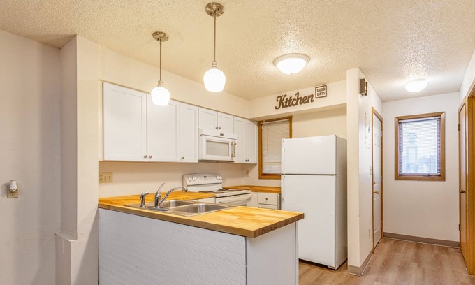 Weber Condo | 5 minutes to all your sporting needs, U of I Hospital and down town! 808WW