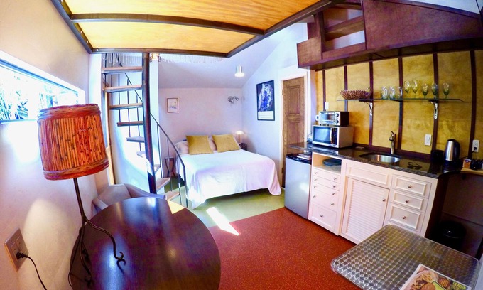 Barton Heights Apartment | 5 minutes to Everything Austin-easy walk to Downtown or to swim Barton Springs