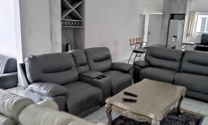 Erasmuskloof Apartment | 5 minutes to Menlyn mall and 4 minutes to Time Square casino.