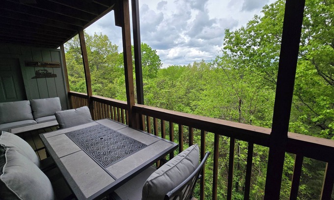 Branson West Condo | 5 Minutes to Siver Dollar City. This Family Friendly Condo is perfect for 6