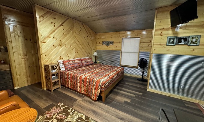 Cache Cabin | 5 minutes to the Wichita Mountains, Ruffled Feathers Cabin, pet friendly Cache