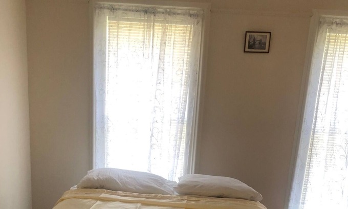 Binghamton House | 5 minutes to UHS and the shops.