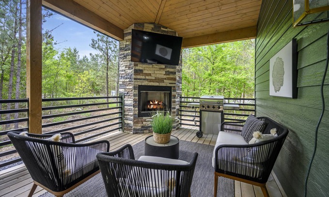 Broken Bow Cabin | 5 More Minutes - EV Charger, Hot Tub, Firepit, Secluded, Creek