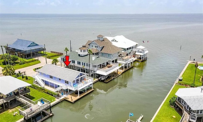 Isla Del Sol House | 5 O'clock Somewhere - 4 bed 3 bath - Sea Isle West End Galveston Bay