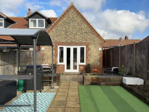 Sheringham House | 5 O Clock Somewhere with Private Hot Tub