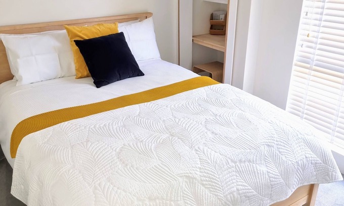 Quinns Rocks Apartment | 5* Reviews - Adorable queen bedded apartment close to the ocean