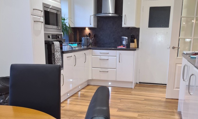 Corby House | 5✳self-catering house-5 beds-driveway parking-netflix-wifi