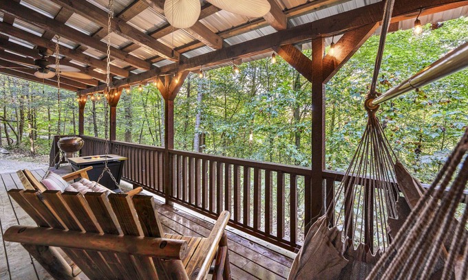 Townsend Cabin | 5% Snr/Mltry Discount! King Beds, Theater, Hot Tub, XBox, Fireplace