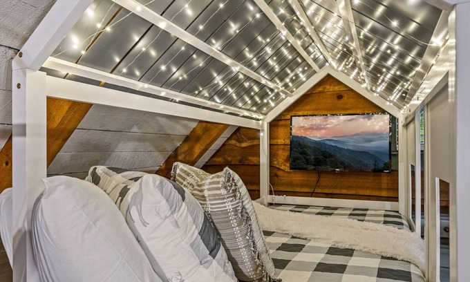 Townsend Cabin | 5% Snr/Mltry Dscnt, Kids Loft, Theater, HotTub, XBox, King Bed