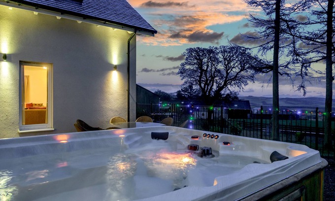 Lauder House | 5 Star Award Winning House - The Capercaillie - sleeps 10 with Hot Tub