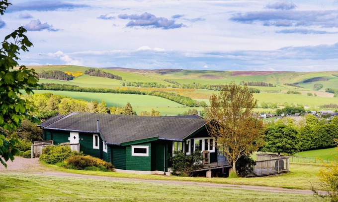 Lauder Ski Chalet | 5 Star Award Winning -The Lamont Your Luxury Getaway with Hot Tub near Edinburgh