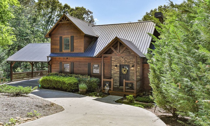 Eagle Mountain Cabin | 5-Star, Dog friendly, fence, hot tub, fire pit, tri-level, screened deck, piano!