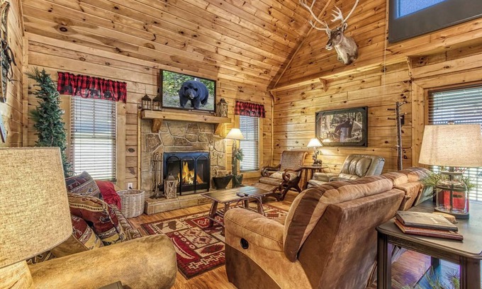 Sevierville Cabin | 5 Star ~Dollywood Cabin! Minutes to The Island ~ Hot Tub~ Sleeps 6~Firepit~Grill