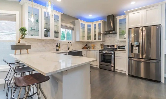 Chicago House | 5 Star Epicurean Experience with Hip, Modern, Gazebo with BBQ Grill & Sleeps 14.