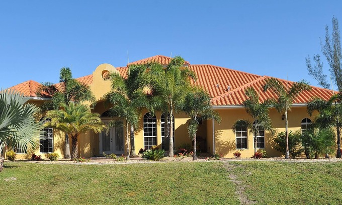 Mariner Villa | 5 Star Exquisite Villa Retreat with Pool on Canal