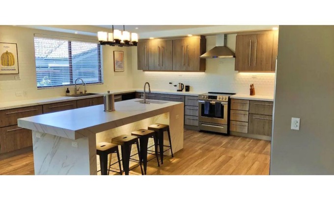 Santa Ana House | 5-star home near the airport