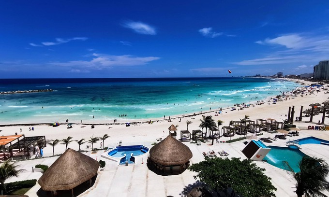Punta Cancun Hotel | 5 star hotel! By the week only! Friday to Friday. one mo to 12 mo adv. booking.