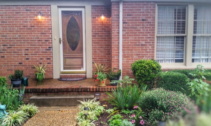Franklin House | 5 Star listing. Dog Friendly in Downtown Franklin!