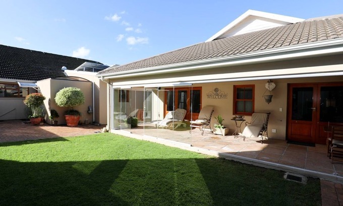 Constantia House | 5 Star Luxury - Lime Cottage