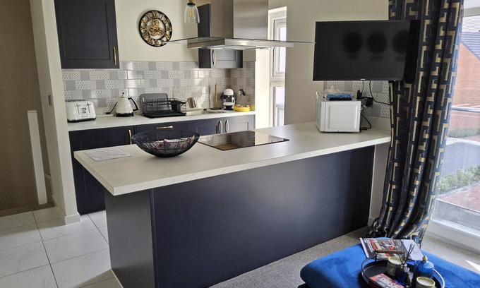 Doncaster House | 5 Star Luxury Small Cosy House with Lake View
