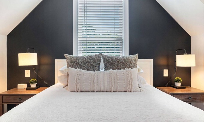 Franklin Apartment | 5-Star Rated | Walk to Main St | Spotless & Quiet