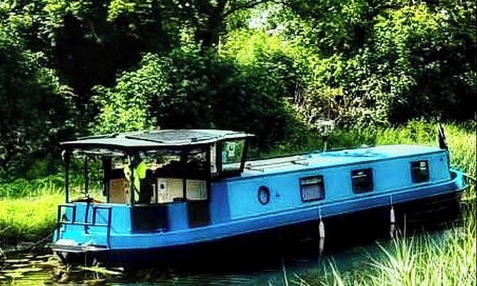 Monasterevin Boat Rental | 5 star stunning houseboat, no experience required! Enjoy the most romantic trip!