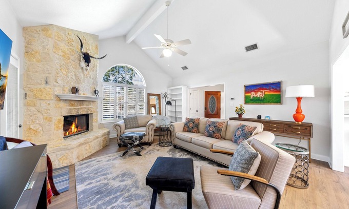 Boerne House | 5★ Texas Hill Country Retreat – 1400 sq ft, Walk to Shops + Private Patio