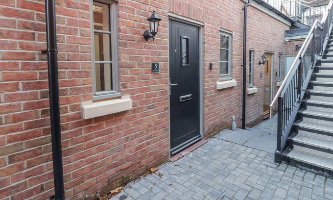 Glastonbury Apartment | 5 THE VAULTS, romantic, character holiday cottage in Glastonbury