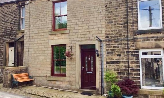 Hayfield Cottage | 5 VICARAGE LANE, pet friendly, character holiday cottage in Hayfield